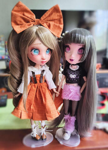 Minky Momo (right) (faceup, blushing, clothes and accessories)